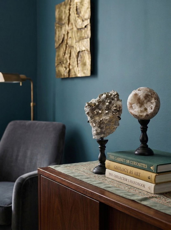 Image 1 of Dúo de pirita y cuarzo cristalino: escultura mineral sobre pedestales.