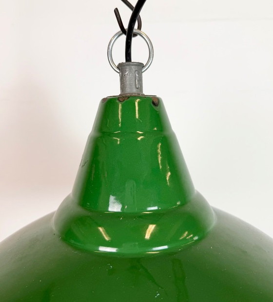 Image 1 of Lámpara colgante industrial británica de esmalte verde, década de 1960