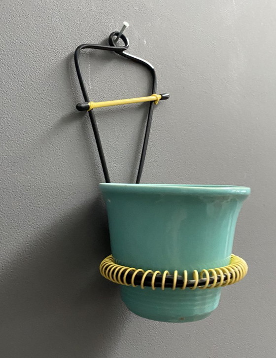 Image 1 of Wandhanger inclusief bloempot in groen, jaren 60.