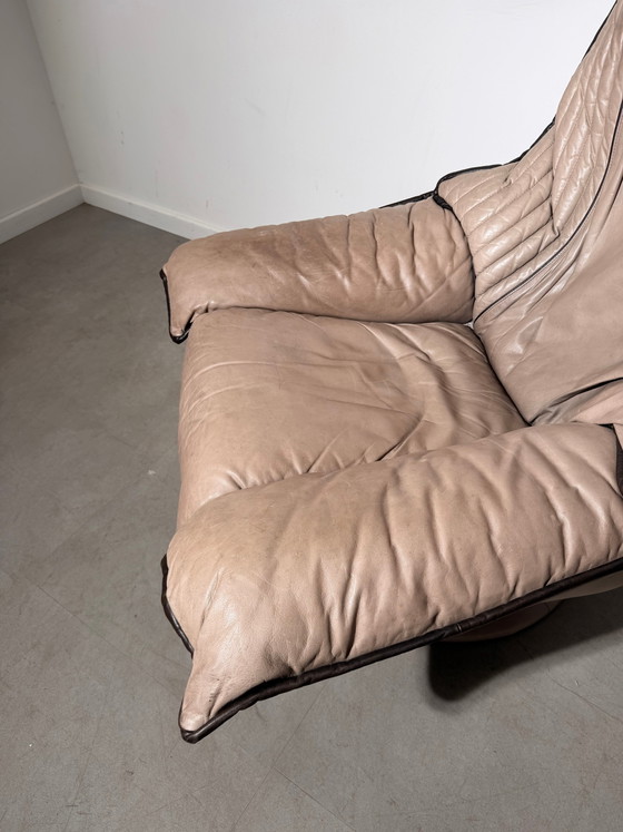 Fauteuil pivotant vintage en cuir (photo 4 of 6)