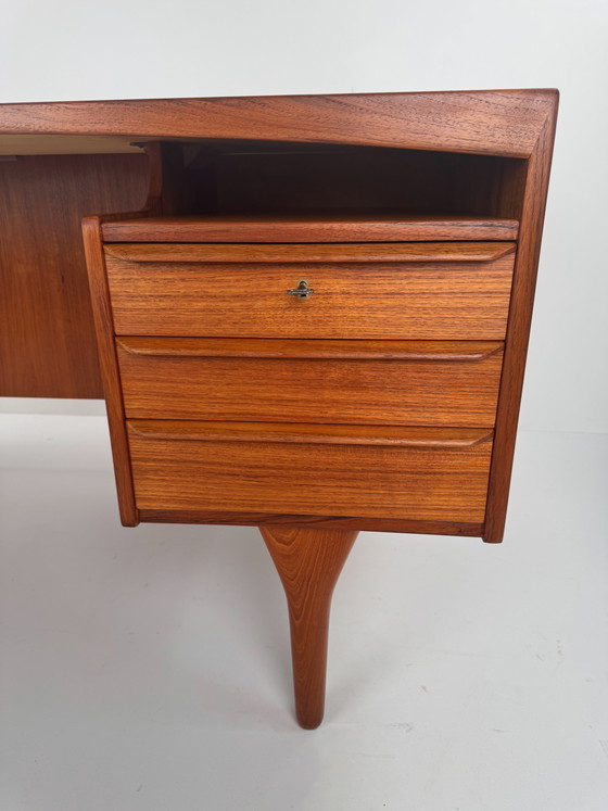 Image 1 of Bureau de direction Valdemar Mortensen – Design sculptural en teck danois, années 1960