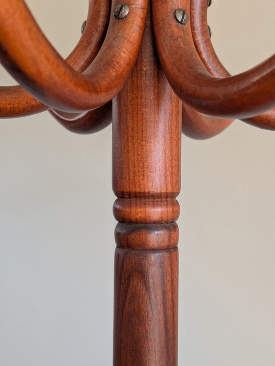 Image 1 of Gran perchero de madera al estilo de Thonet.