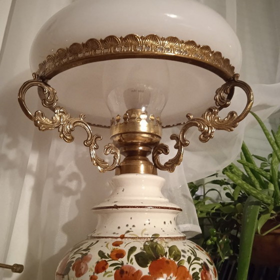 Image 1 of Lampe de table Majolica Sturm-Design en céramique italienne vintage, avec verre blanc dépoli et motifs floraux.