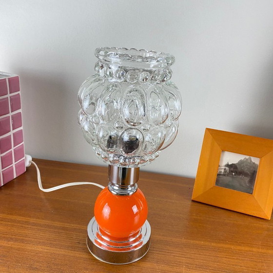 Image 1 of Vintage tulpvormige tafel-, bureau- en nachtlamp met antieke glazen kap en oranje en roestvrijstalen metalen voet.