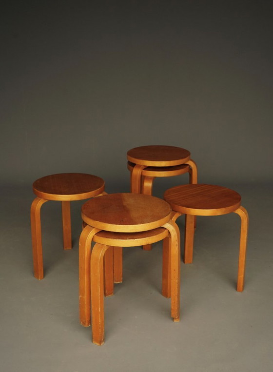Image 1 of Set van 6 krukken model 60 van Alvar Aalto voor Artek Finland, jaren 1940.