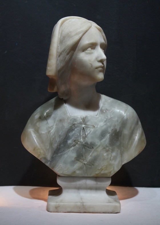 Image 1 of Büste aus Marmor/Alabaster, signiert Bessie