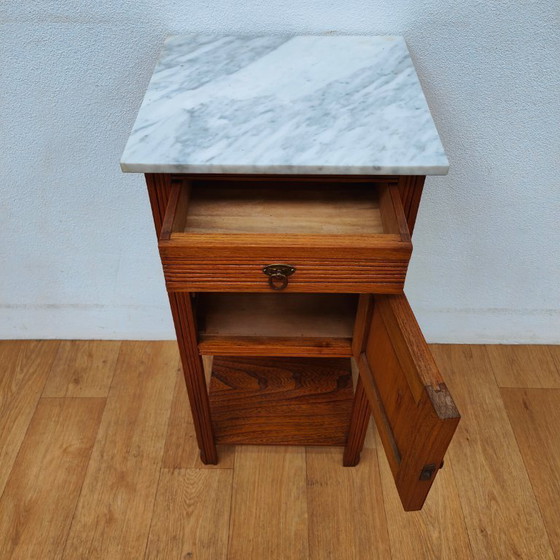 Image 1 of Table de chevet ancienne vintage avec plateau en marbre