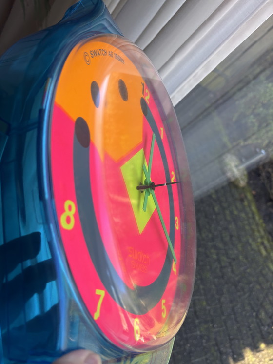 Image 1 of Horloge murale vintage Maxi Swatch – « Ouragan rose » (1989)