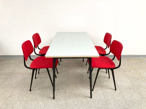 Image 1 of 4 sedie da pranzo Friso Kramer 'Revolt' dal design vintage + tavolo