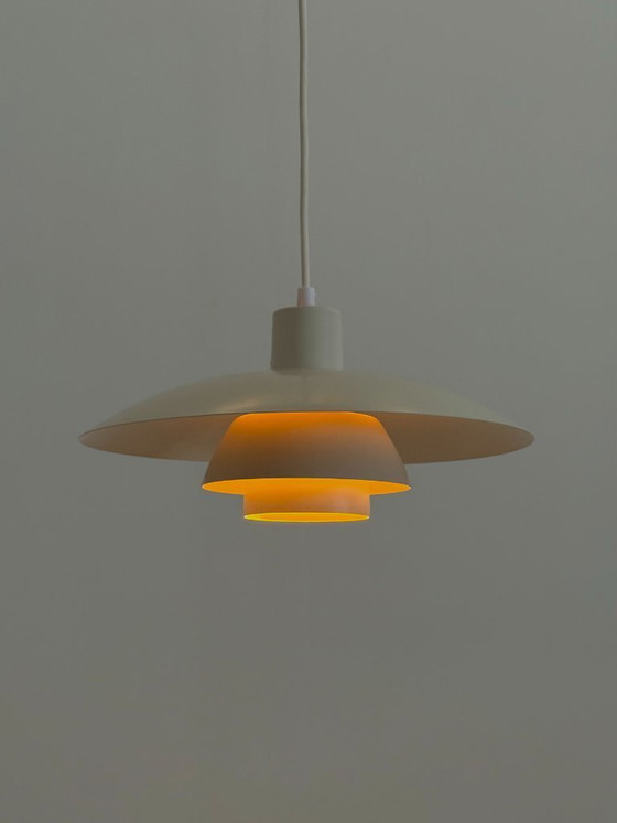 Image 1 of PH 4/3 hanglamp wit met oranje accenten van Poul Henningsen voor Louis Poulsen