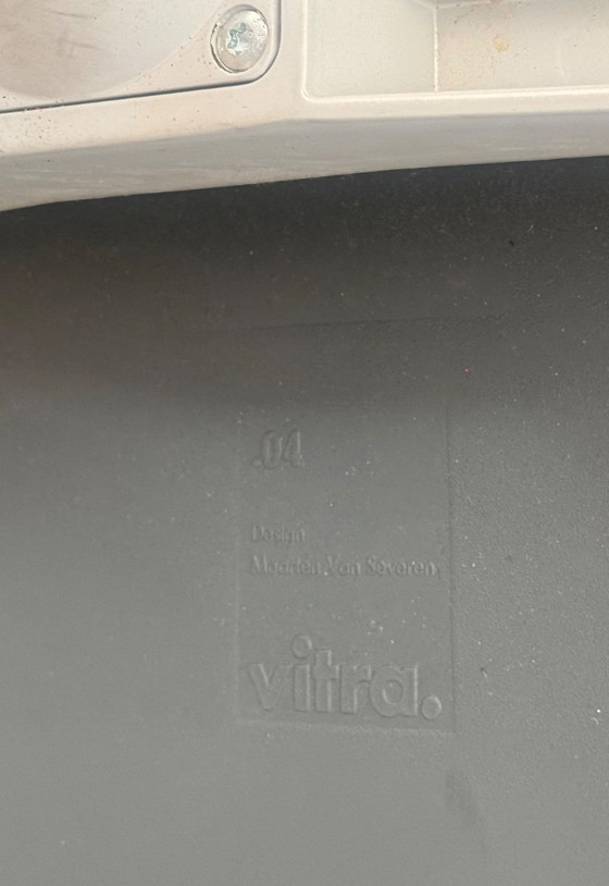 3 Sillas Vitra .04 – Maarten Van Severen – Diseño – Sillas de oficina, Metal, Plastic (photo 6 of 7)