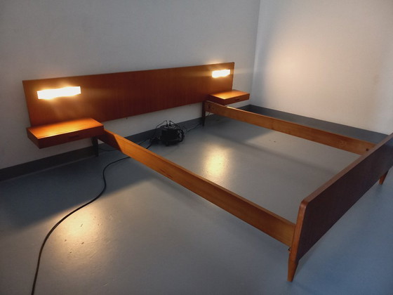 Image 1 of Lit double vintage style scandinave en teck des années 60 avec chevets suspendues et lampes intégrées
