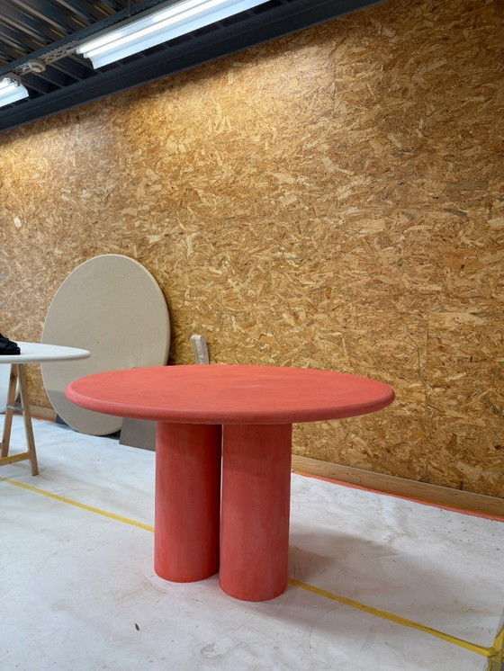 Image 1 of Table ronde en Mortex couleur corail - avec 3 pieds dia 120cm
