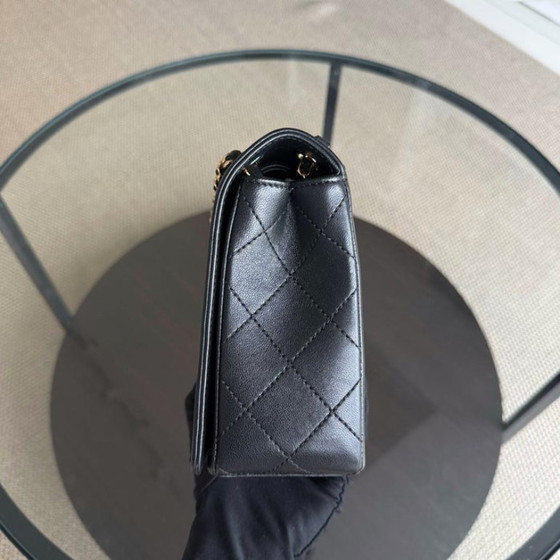 Image 1 of Borsa Chanel Seasonal Flap Mademoiselle - 28 cm in pelle di agnello trapuntata nera con finiture dorate, serie 23