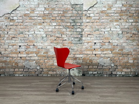 Image 1 of Fritz Hansen Butterfly red