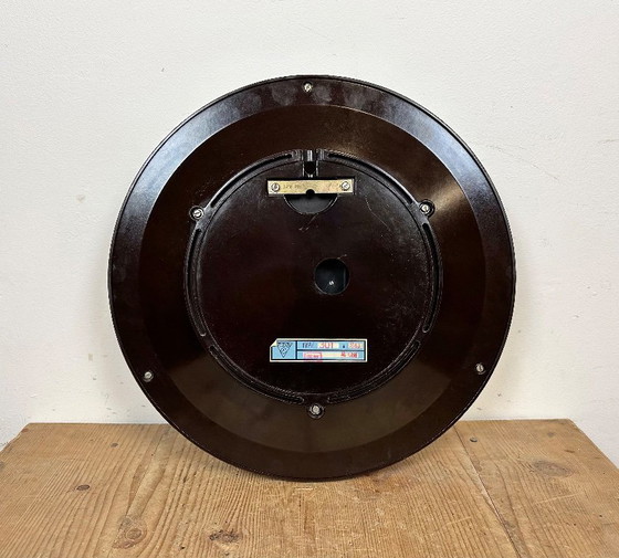 Image 1 of Orologio da parete industriale in bachelite di Pragotron, anni '70