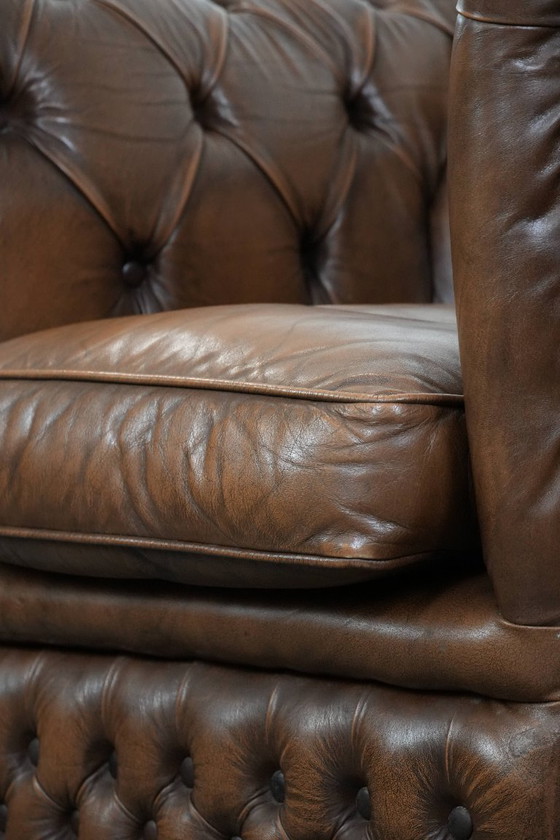 Image 1 of Poltrona Chesterfield marrone in pelle di mucca in stile inglese su ruote