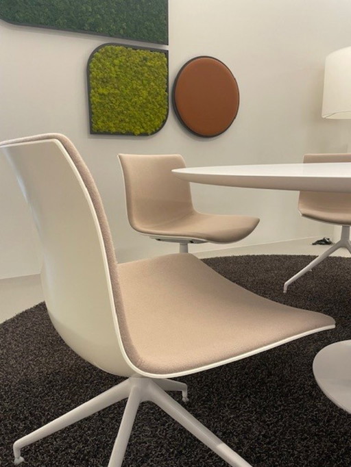 Table Dizzie avec 6 chaises Catifa - marque Arper