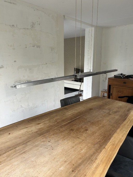 Lampe au design élégant et extensible, idéale au-dessus d'une (longue) table à manger