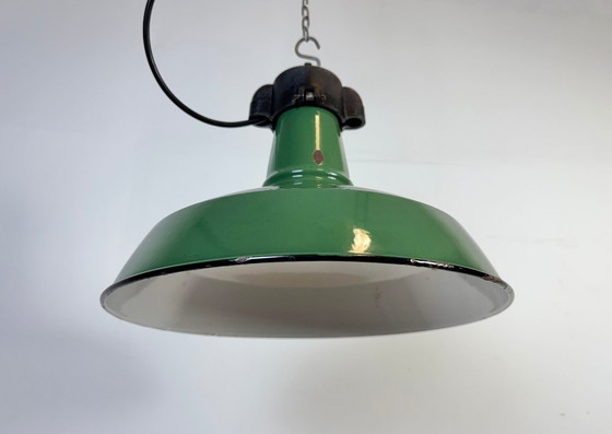 Image 1 of Industriële groene emaille fabriekshanglamp, jaren 60