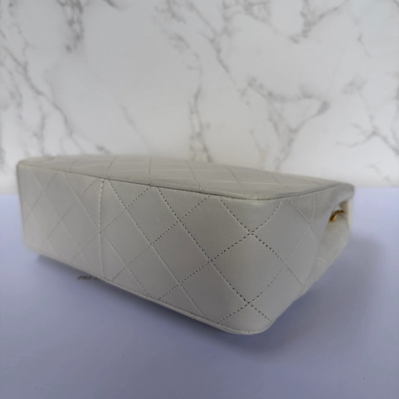 Chanel Vintage Mini Classic Flap Agneau Blanc – D'occasion – Autres sacs, Cuir, Cuir d'agneau (photo 8 of 11)