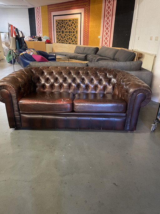 Divano a due posti in pelle inglese dal carattere distintivo