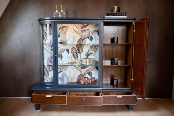 Image 1 of Mobile Art Déco con vetrina in vetro curvo – Restaurato, impiallacciatura in radica, illuminazione