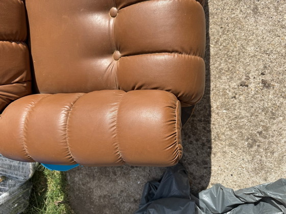Mid-Century Modern Ungarisches getuftetes Ledersofa, 1970er Jahre – Sofagarnitur, Holz, Mid Century Modern (photo 5 of 5)