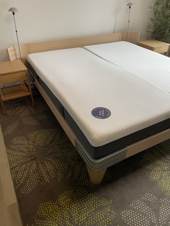 Image 1 of Aupingbed NEXT. inkl. Nachtkastjes, Lampen, neue Standbedienung und Matratzen