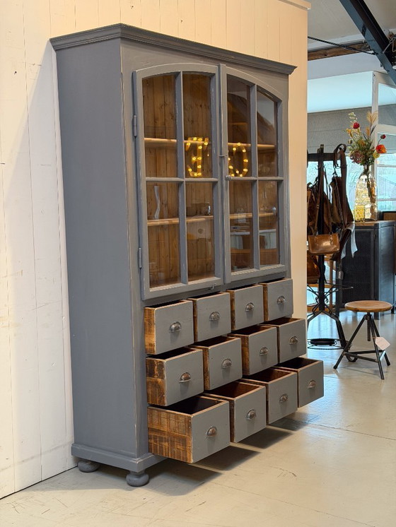 Image 1 of Vetrina grigia con ante in vetro e 12 cassetti | Mobile buffet