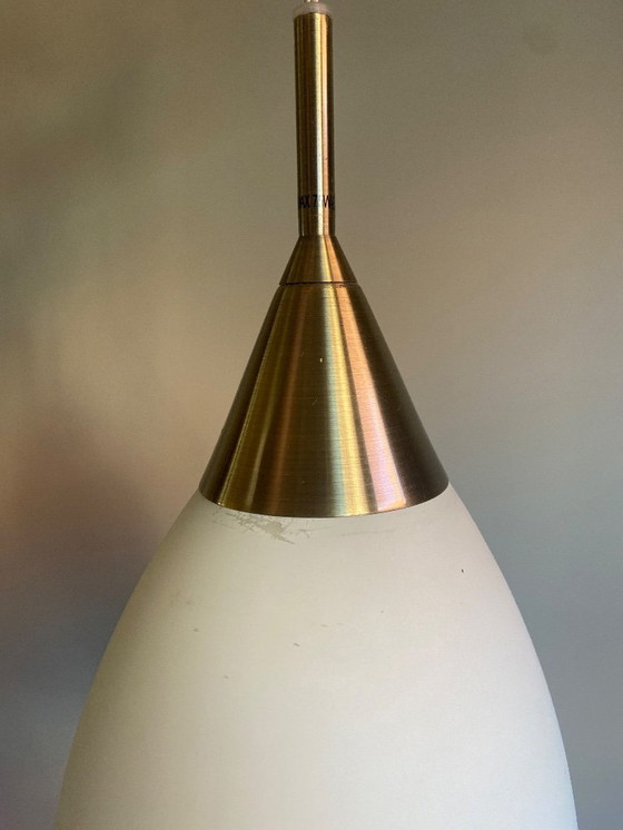 Image 1 of Set di 2 lampade a sospensione vintage Philips – vetro opalino e ottone – anni '70