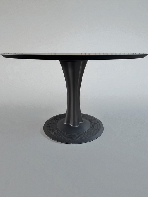 Runder Leolux-Design-Tisch