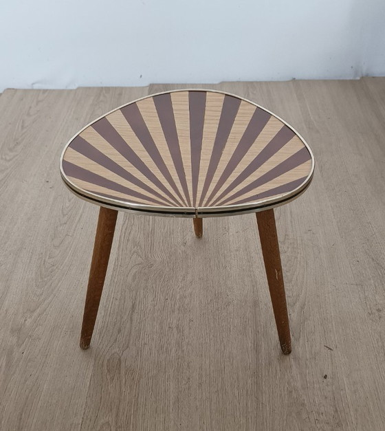 Table d'appoint des années 50 avec motif soleil couchant – Tables d'appoint, Metal, Wood (photo 4 of 7)