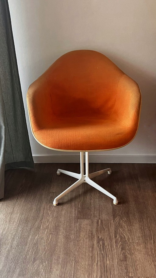Herman Miller Eames Fiberglass Fauteuil | Oranje