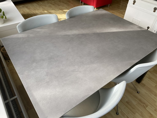 Bert Plantagie Design-Essgruppe – Ceramic Zement Light & 4x Indecom Lederstühle – eetkamerset, Leather (photo 2 of 7)