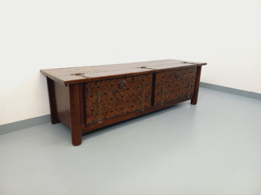 Een laag, brutalistisch dressoir van Georges Robert, gemaakt van donker grenenhout, uit de jaren 50/60.
