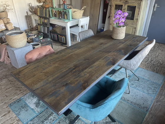 Image 1 of Robust oak table. Cafe color