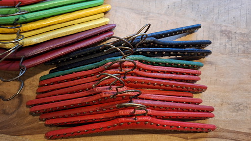 Cintres vintage en similicuir avec clous métalliques des années 50/60, couleurs variées