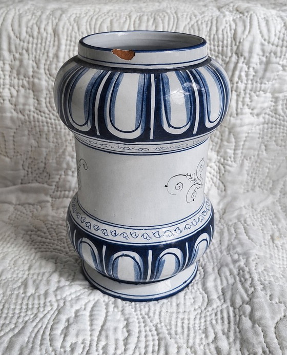 Coppia di vasi da farmacia in terracotta blu e bianca – stile rinascimentale italiano – XX secolo (photo 4 of 6)