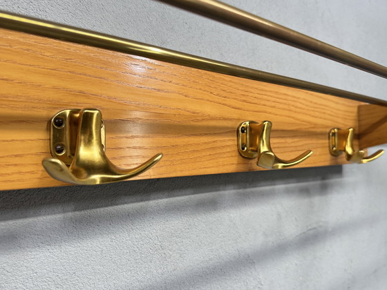 Image 1 of Appendiabiti vintage di metà secolo: legno e ottone, design senza tempo