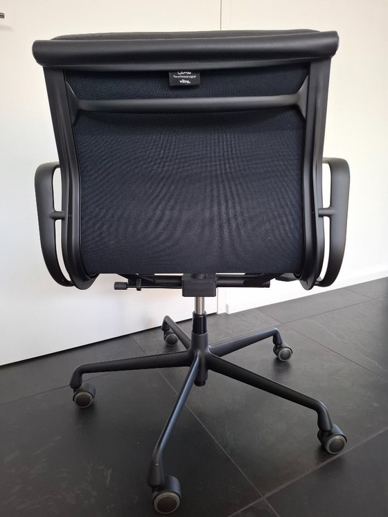 Vitra EA217 Soft PAD Bürostuhl – Bürostühle, Leather, Textile (photo 4 of 5)