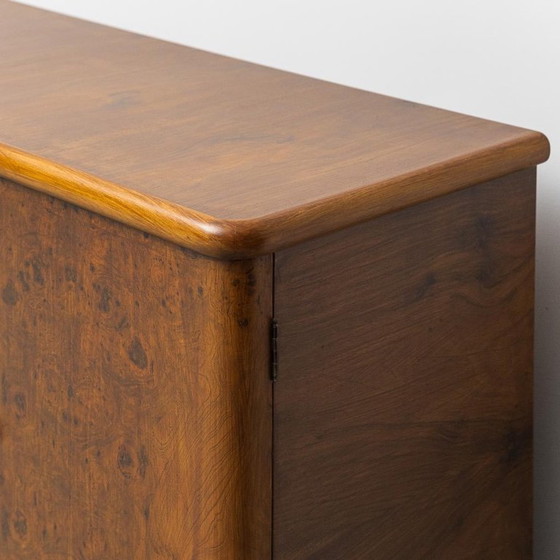 Image 1 of Aparador antiguo de madera de nogal con vetas y detalles decorativos de los años 40.