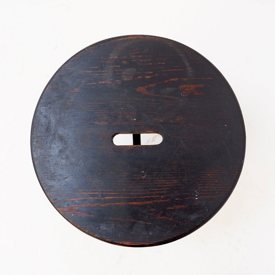 Image 1 of Vintage driepootkruk van zwart gebeitst hout met pen-en-gatverbindingen.