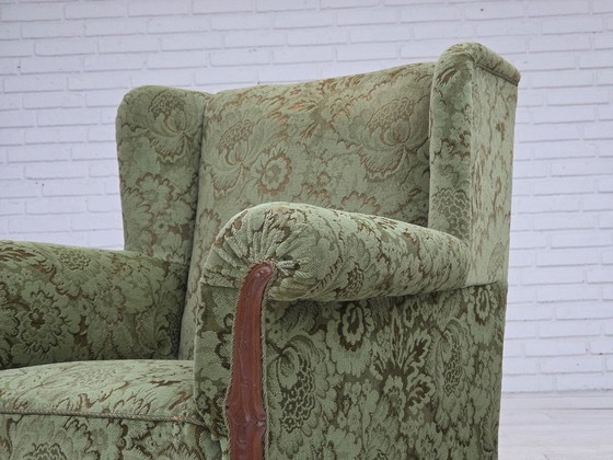 Image 1 of Dänischer Relaxsessel aus den 1950er Jahren, grüner Möbelveloursbezug, geschnitztes Eichenholz.