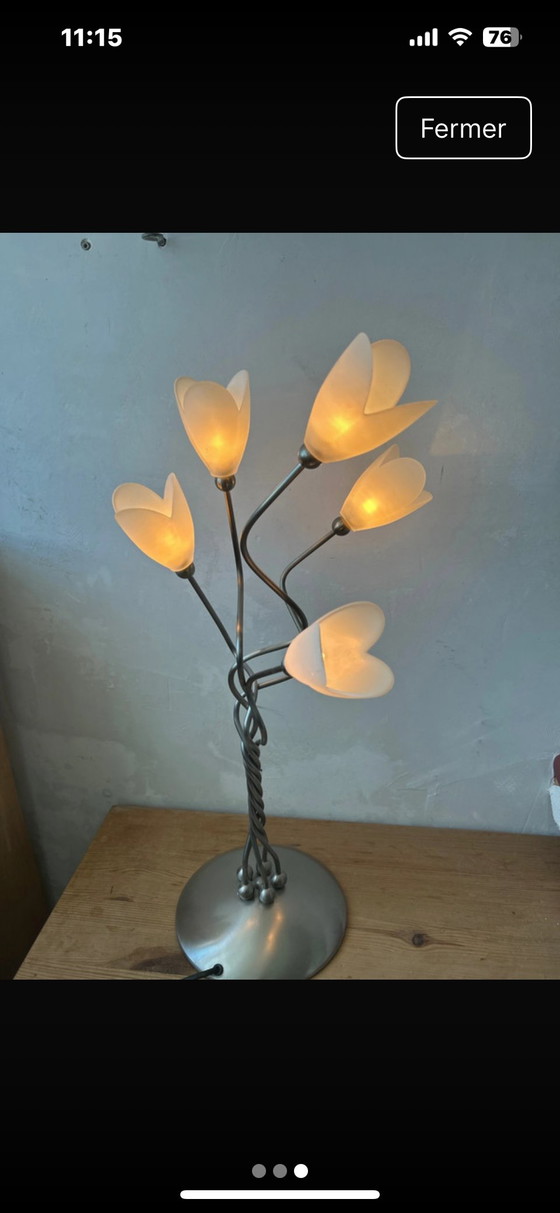 Lampada da tavolo dal design floreale distintivo, con paralumi in vetro a forma di tulipano e base in metallo. (photo 3 of 6)