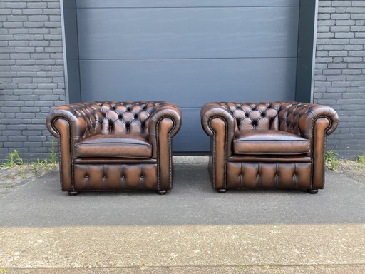 Two Chesterfield club armchairs, brown flamed – fauteuils, Leather, Wood