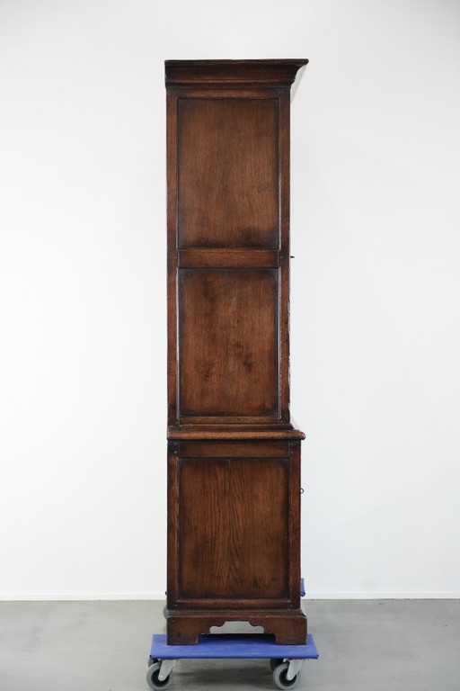 Großer, imposanter antiker englischer Eichenbuffetschrank aus dem 18. Jahrhundert mit funktionierenden Schlössern.