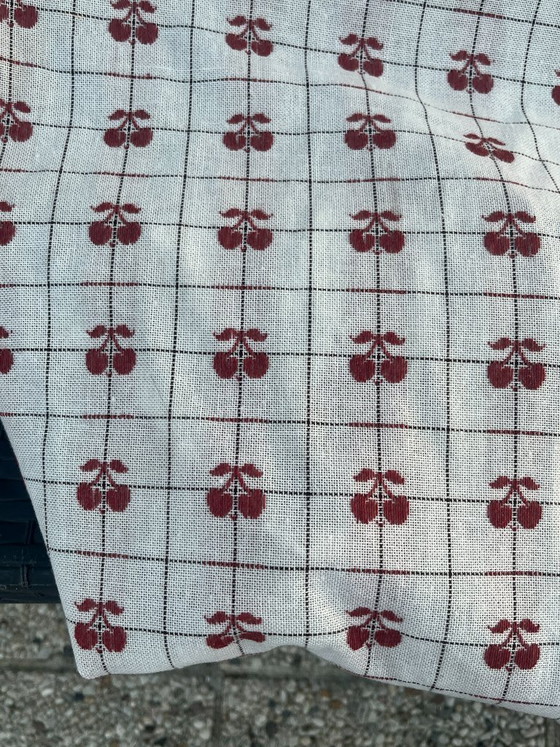 Image 1 of Grote vintage stof met een kersenpatroon uit de jaren 70, extra lang.