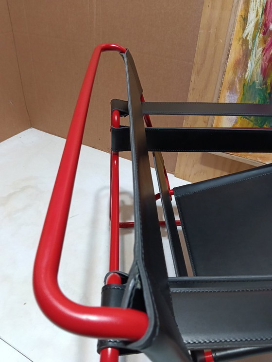 Image 1 of Bolso Knoll Wassily B3 rojo mate, nuevo-usado, en piel negra, de Marcel Breuer.