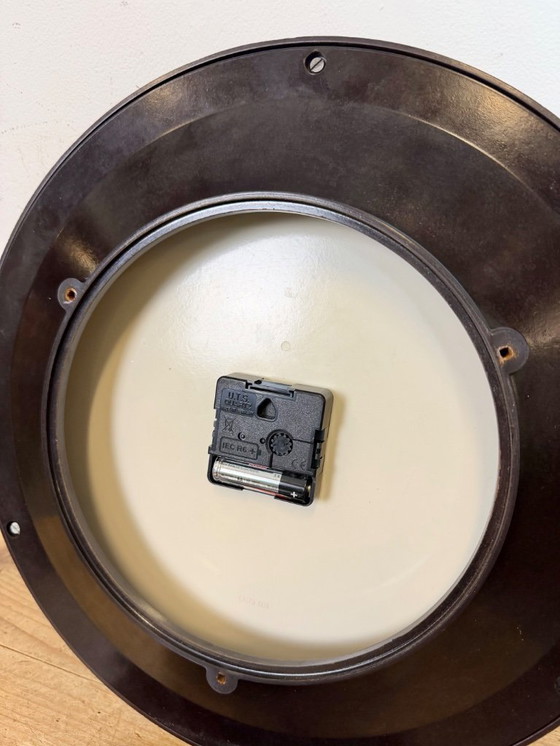 Image 1 of Industriële bakelieten wandklok van Pragotron, jaren 70.